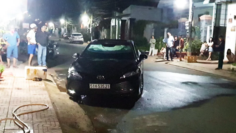 Bên ngoài xe ô tô vẫn còn nguyên vẹn sau khi ngọn lửa được dập tắt. Ảnh: CA Bên ngoài xe ô tô vẫn còn nguyên vẹn sau khi ngọn lửa được dập tắt. Ảnh: CA