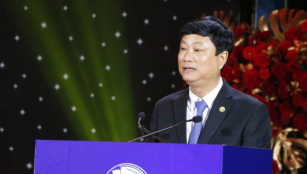 Ông Võ Văn Minh, Chủ tịch UBND tỉnh Bình Dương cho biết nhờ mô hình phát triển công nghiệp - Đô thị - Dịch vụ mà Bình Dương đã có bước phát triển đột phá. Ảnh: LÊ ÁNH