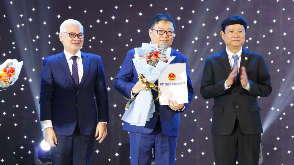 Lãnh đạo tỉnh Bình Dương trao giấy phép đầu tư cho các doanh nghiệp. Ảnh: LÊ ÁNH