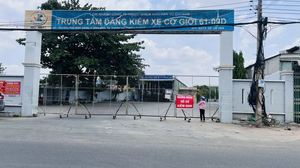 Đến trưa cùng ngày, bên trong trung tâm chỉ còn lại bảo vệ và một số nhân viên. Ảnh: LA