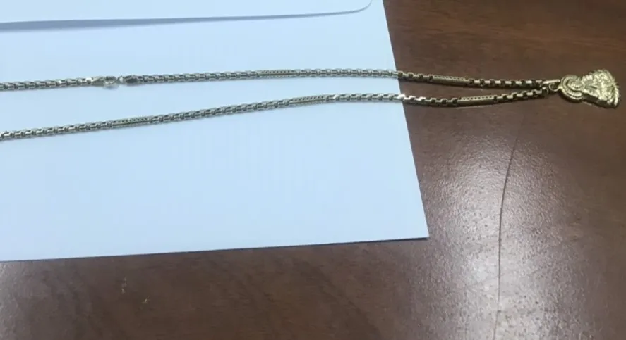 Sợi dây chuyển hai tên cướp giật hụt. Ảnh: CACC