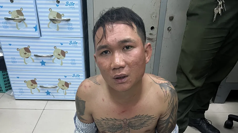 Tên Thanh bị người dân vây bắt. Ảnh: CACC