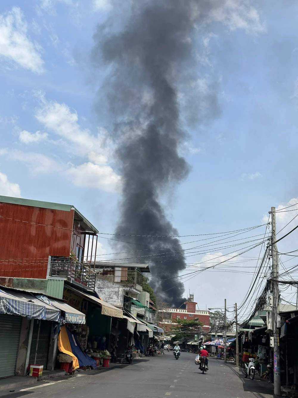 Đám cháy bùng phát dữ dội vì bên trong có nhiều vật liệu dễ cháy. Ảnh: LA