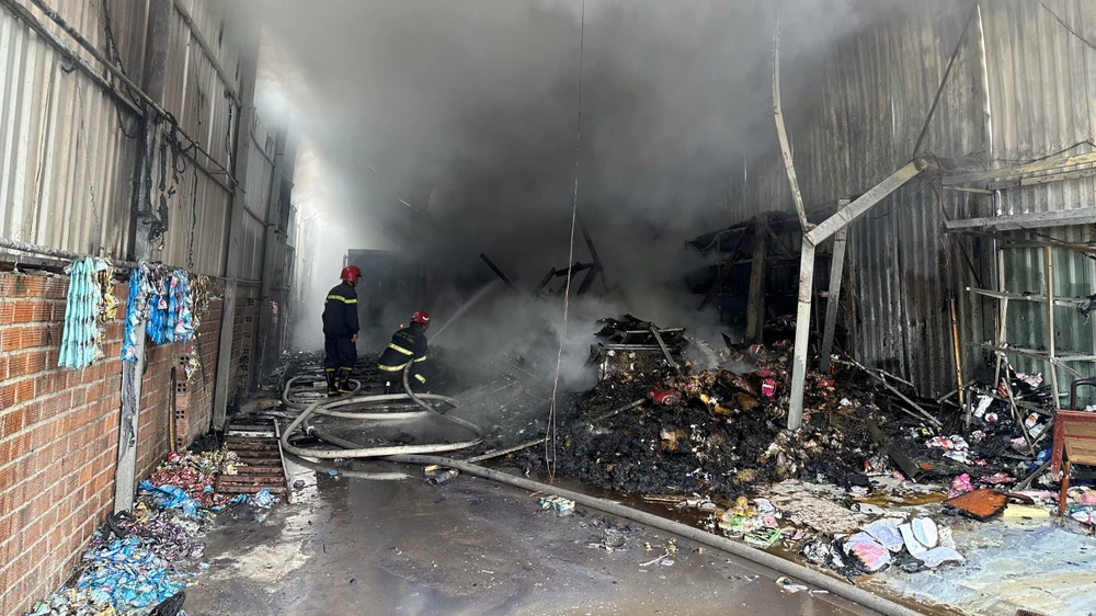 Cửa hàng tạp hóa bị cháy trụi. Ảnh: LA