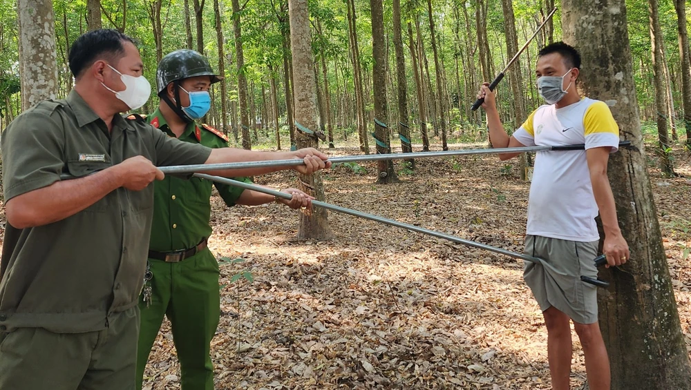 Trong bất kỳ tư thế nào bộ công cụ này đều có thể khống chế được tội phạm, tránh gây nguy hiểm cho lực lượng công an. Ảnh: LA