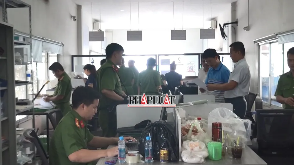 Ngày 28-3, Cơ quan điều tra đã khám xét Trung tâm đăng kiểm xe cơ giới 61.09D. Ảnh: LA