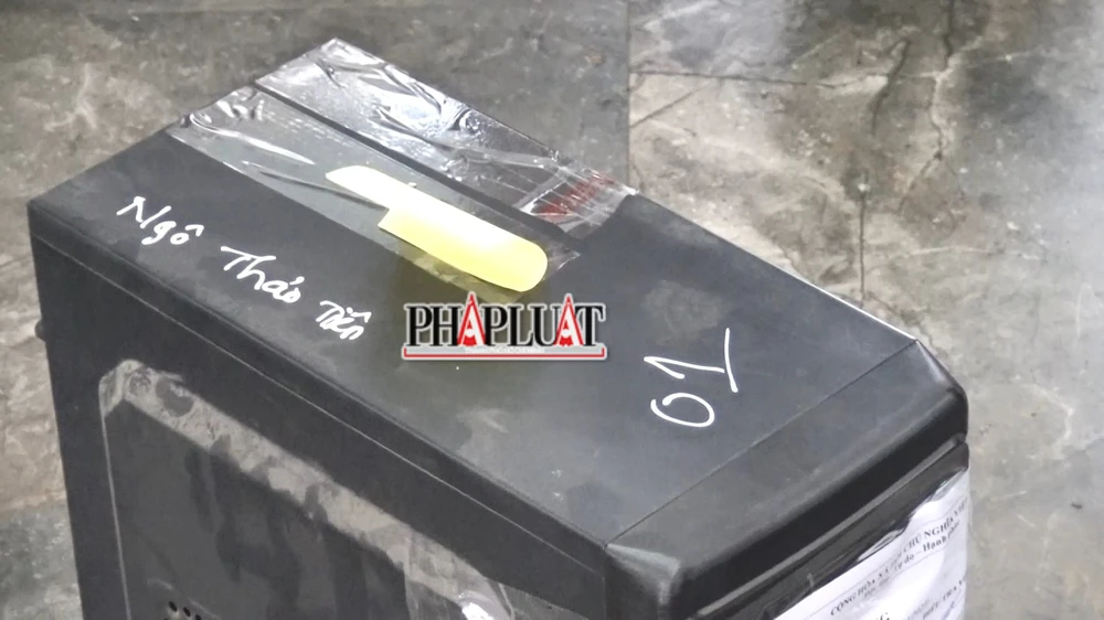 Lực lượng công an thu giữ rất nhiều tài liệu liên quan đưa về trụ sở để tiến hành điều tra. Ảnh: LA