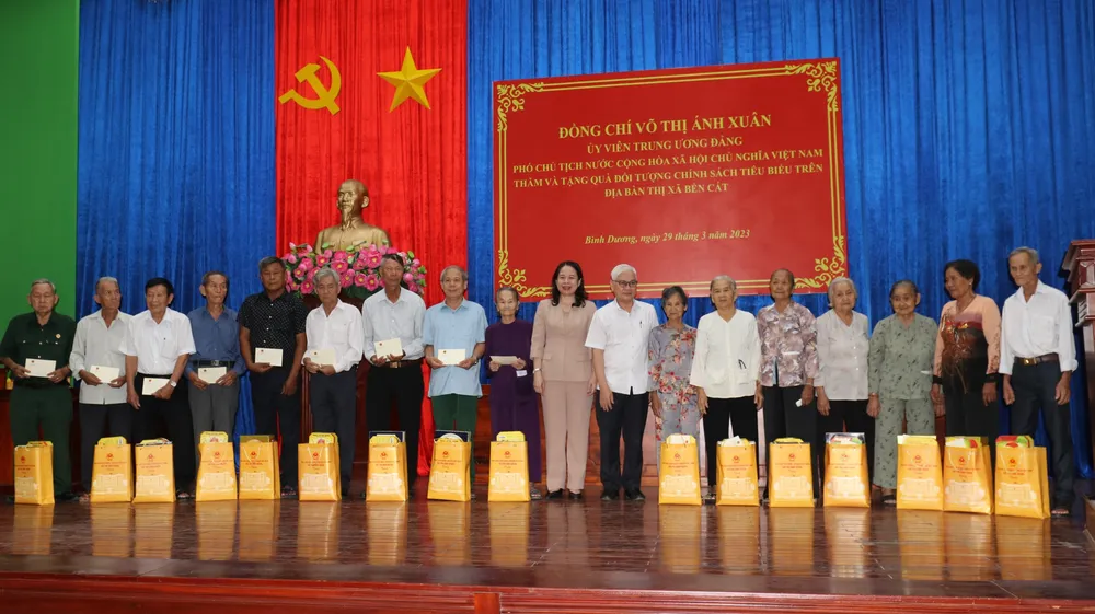 Phó Chủ tịch nước tặng quà cho các gia đình chính sách, công nhân và học sinh. Ảnh: LA Võ Thị Ánh Xuân