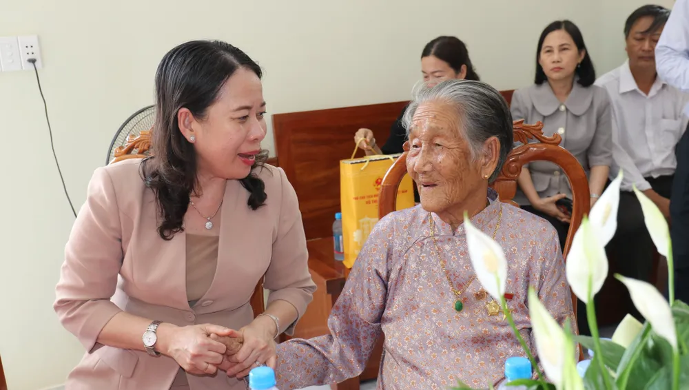 Phó Chủ tịch Nước hỏi thăm, tặng quà cho Mẹ Việt Nam Anh hùng Ung Thị Nừng. Ảnh: LA Phó Chủ tịch Nước hỏi thăm, tặng quà cho Mẹ Việt Nam Anh hùng Ung Thị Nừng