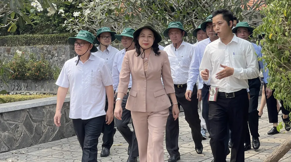 Bà Võ Thị Ánh Xuân, Phó Chủ tịch nước cùng đoàn công tác, đến thăm và dâng hương tại Khu Di tích lịch sử cách mạng Quốc gia Địa đạo Tam Giác Sắt. Ảnh: LA Phó chủ tịch nước