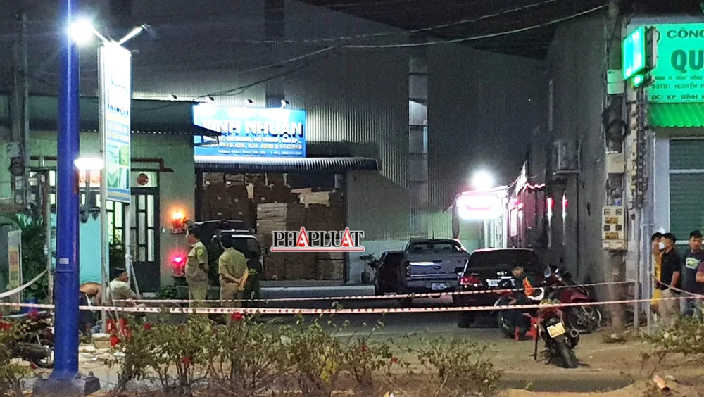 Đến 21 giờ, lực lượng công an vẫn đang phong tỏa hiện trường để khám nghiệm. Ảnh: LA Đến 21 giờ, lực lượng công an vẫn đang phong tỏa hiện trường để khám nghiệm. Ảnh: LA