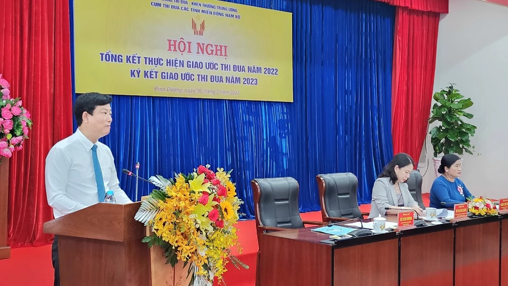 Ông Võ Văn Minh, Chủ tịch UBND tỉnh Bình Dương thông tin về kết quả 7 tỉnh trong Cụm thi đua miền Đông Nam bộ đã đạt được trong năm 2022. Ảnh: LA