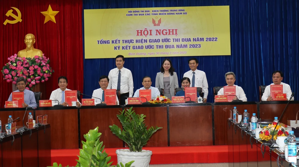 7 tỉnh trong Cụm thi đua miền Đông Nam bộ ký giao ước thi đua. Ảnh: LA