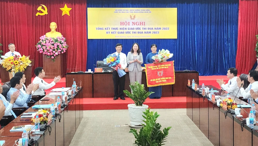 Bình Dương trao cờ luân lưu cho Bình Phước làm Cụm trưởng thi đua năm 2023. Ảnh: LA