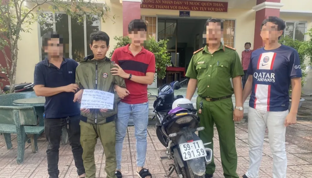 Mến bị lực lượng công an bắt giữ. Ảnh: CACC Mến bị lực lượng công an bắt giữ. Ảnh: CACC