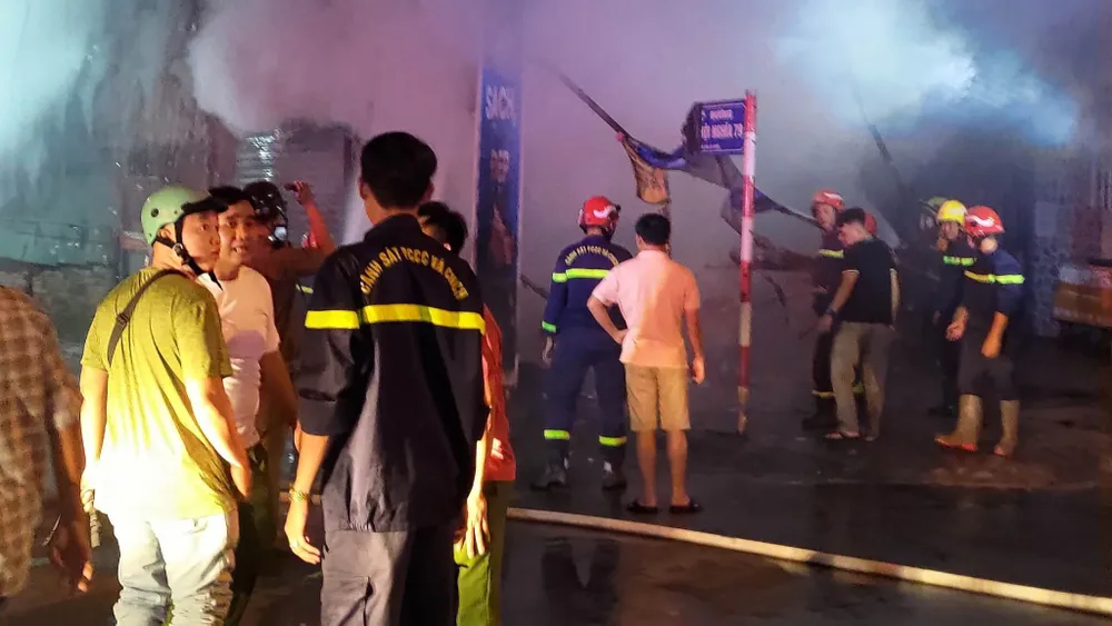 Đám cháy được dập tắt nhưng khói đen vẫn bao trùm cả khu phố. Ảnh: Người dân cung cấp Đám cháy được dập tắt nhưng khói đen vẫn bao trùm cả khu phố. Ảnh: Người dân cung cấp