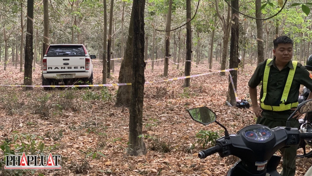 Chiếc xe ô tô bán tải mà nghi phạm bỏ lại sâu trong rừng cao su. Ảnh: LA