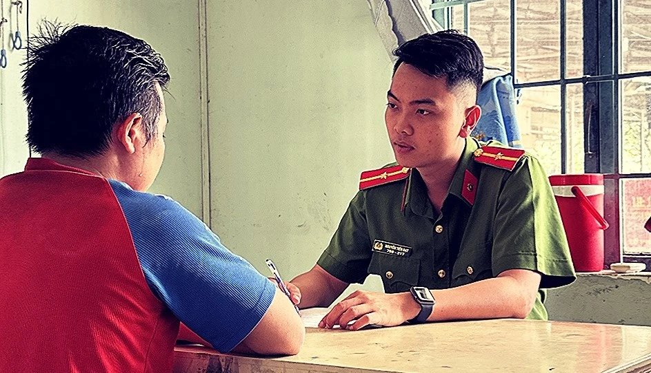 Công an đang làm việc với thanh niên này nhưng người này vẫn chưa tỉnh táo. Ảnh: LA