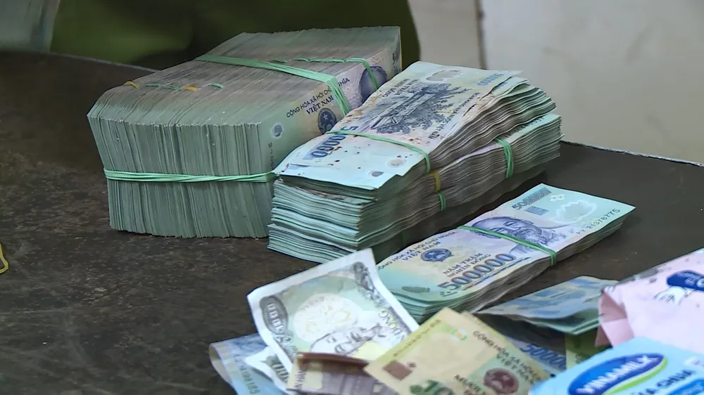 Số tiền gần 800 triệu đồng nghi phạm đem theo trên đường bỏ trốn. Ảnh: LA Số tiền gần 800 triệu đồng nghi phạm đem theo trên đường bỏ trốn. Ảnh: LA