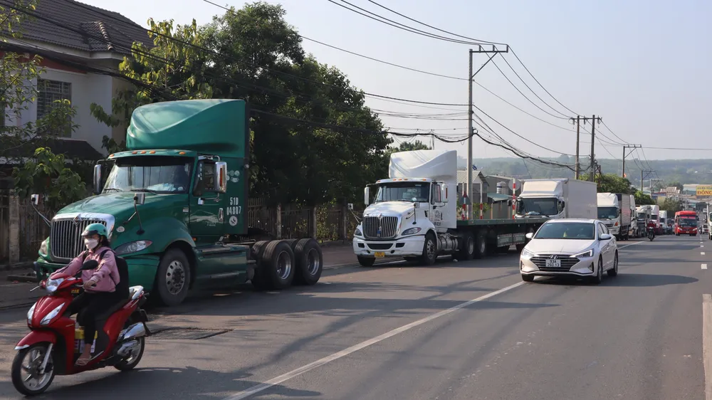 Bên ngoài đường lớn các xe ô tô chờ đăng kiểm nối hàng dài. Ảnh: LA Bên ngoài đường lớn các xe ô tô chờ đăng kiểm nối hàng dài. Ảnh: LA