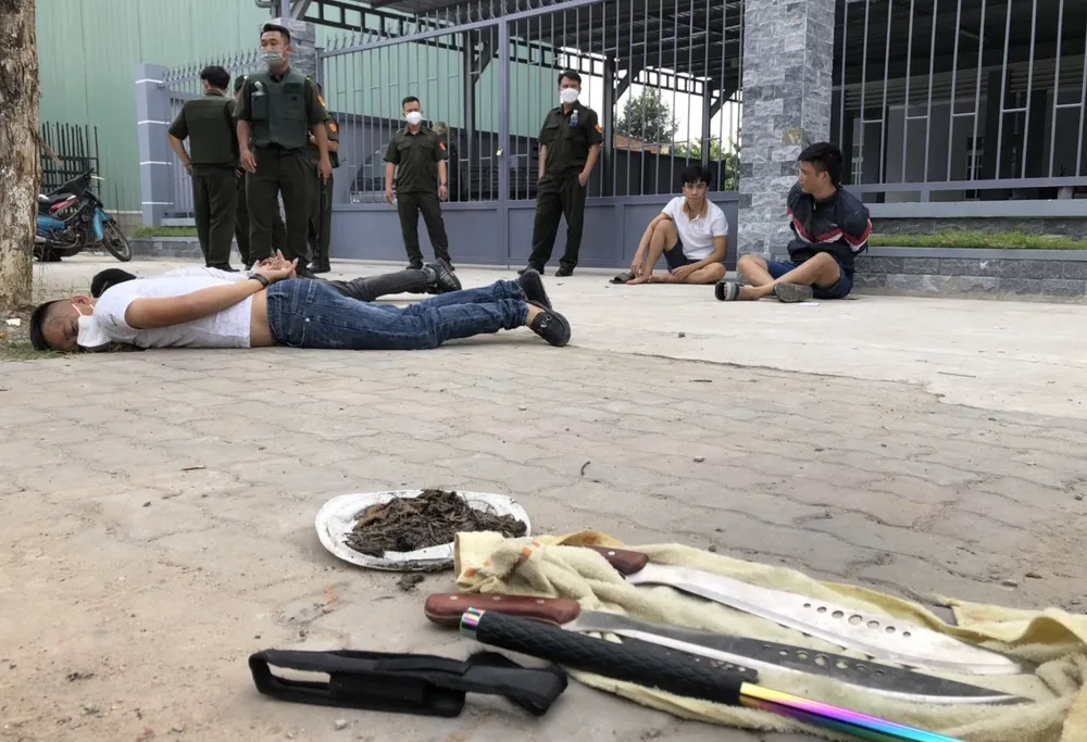 Một nhóm thanh niên thủ hung khí chuẩn bị đi hỗn chiến thì bị tổ 171 bắt giữ. Ảnh: LA