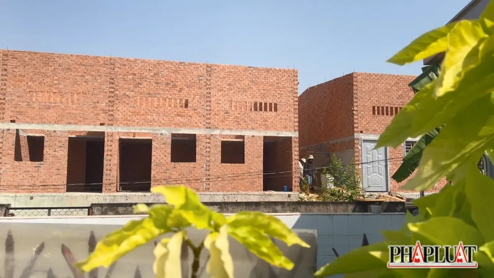 Khu nhà trọ xây không phép nằm trên đường Thuận An Hòa (hơn 2.700 m2 với khoảng gần 100 phòng trọ) đang được xây dựng.