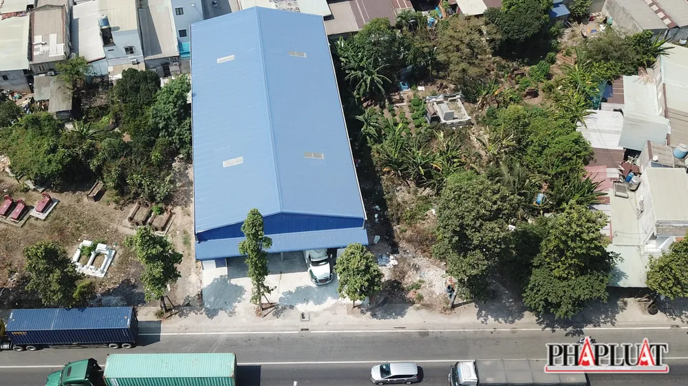 Khu nhà xưởng xây dựng trái phép nằm cạnh đường lớn. Ảnh: LÊ ÁNH