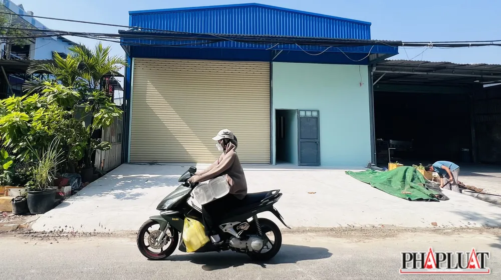 Công trình này mới xây dựng xong, sau khi PV phản ánh đến chính quyền địa phương thì UBND phường phối hợp với Phòng Quản lý đô thị lập biên bản vi phạm hành chính (chưa có quyết định xử phạt).