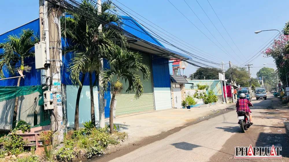 Các nhà xưởng lớn xây &quot;lụi&quot; trong khu dân cư.