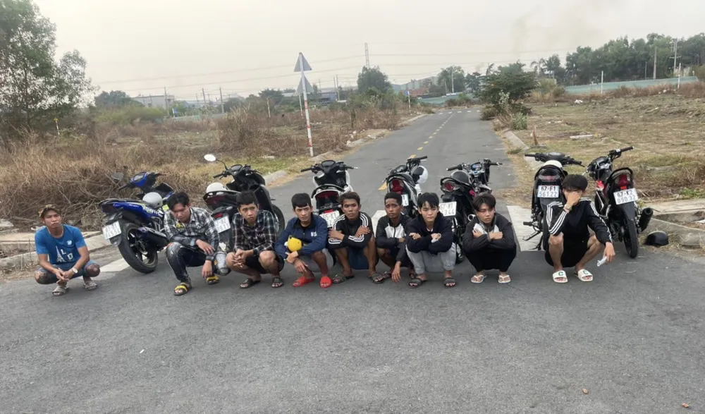 Nhóm quái xế bị lực lượng CSGT bắt giữ. Ảnh: PC08 Nhóm quái xế bị lực lượng CSGT bắt giữ. Ảnh: PC08