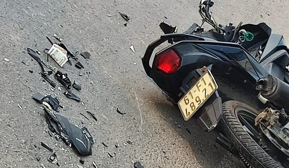 Nam thanh niên điều khiển xe máy tử vong tại hiện trường. Ảnh: Người dân cung cấp Nam thanh niên điều khiển xe máy tử vong tại hiện trường. Ảnh: Người dân cung cấp