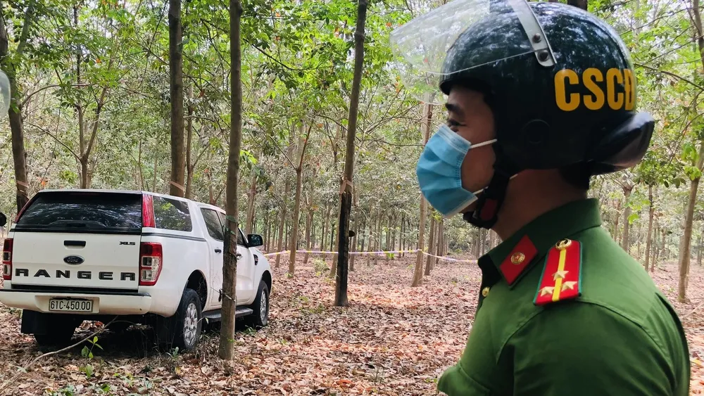 Trên đường bỏ trốn, Yang Zhong Wu đã giấu chiếc xe trong rừng cao su. Ảnh: LA Trên đường bỏ trốn, Yang Zhong Wu đã giấu chiếc xe trong rừng cao su. Ảnh: LA