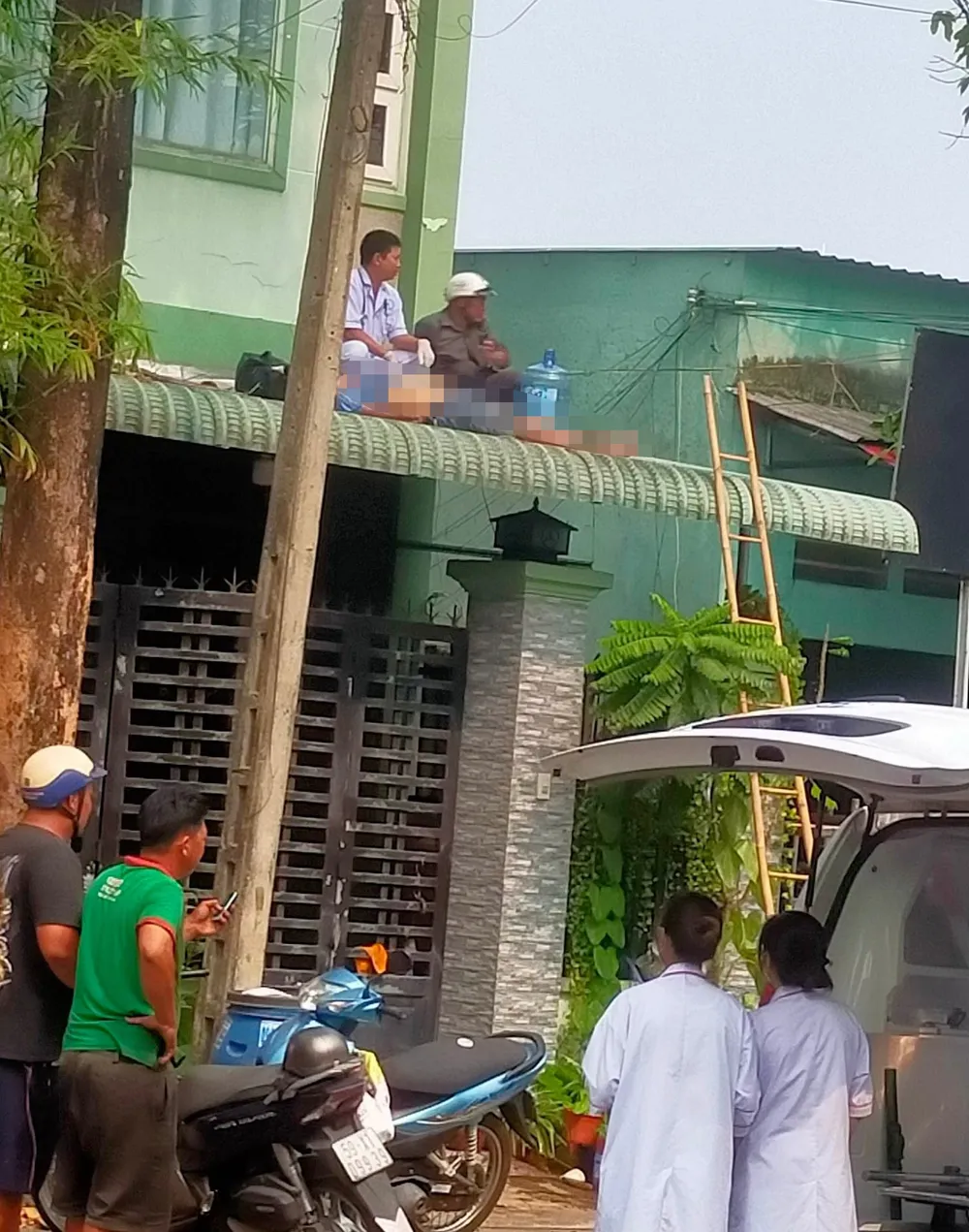 Khi lực lượng cấp cứu xuống hiện trường thì nạn nhân đã tử vong. Ảnh: Người dân cung Khi lực lượng cấp cứu xuống hiện trường thì nạn nhân đã tử vong. Ảnh: Người dân cung