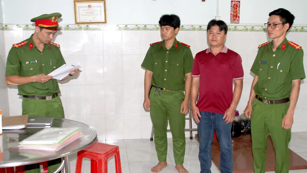 Cơ quan điều tra đọc quyết định khởi tố và lệnh tạm giam đối với Tuấn. Ảnh: CACC Cơ quan điều tra đọc quyết định khởi tố và lệnh tạm giam đối với Tuấn. Ảnh: CACC