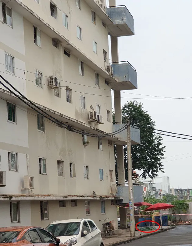 Phía trên khu vực xảy ra vụ việc có nhiều ban công đua ra của chung cư. Ảnh: LA Phía trên khu vực xảy ra vụ việc có nhiều ban công đua ra của chung cư. Ảnh: LA