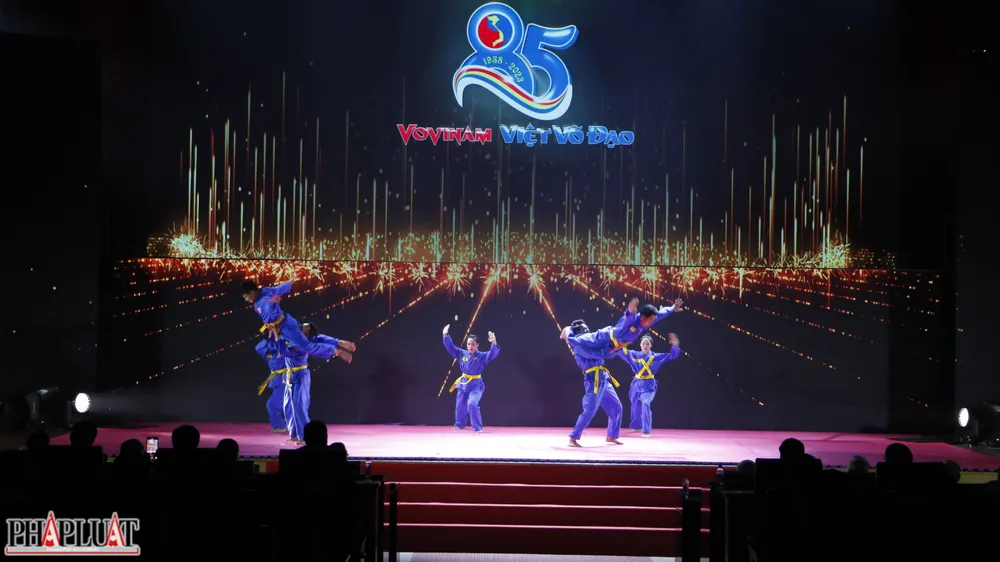 Những môn sinh của môn võ Vovinam biểu diễn tại buổi lễ. Ảnh: LÊ ÁNH