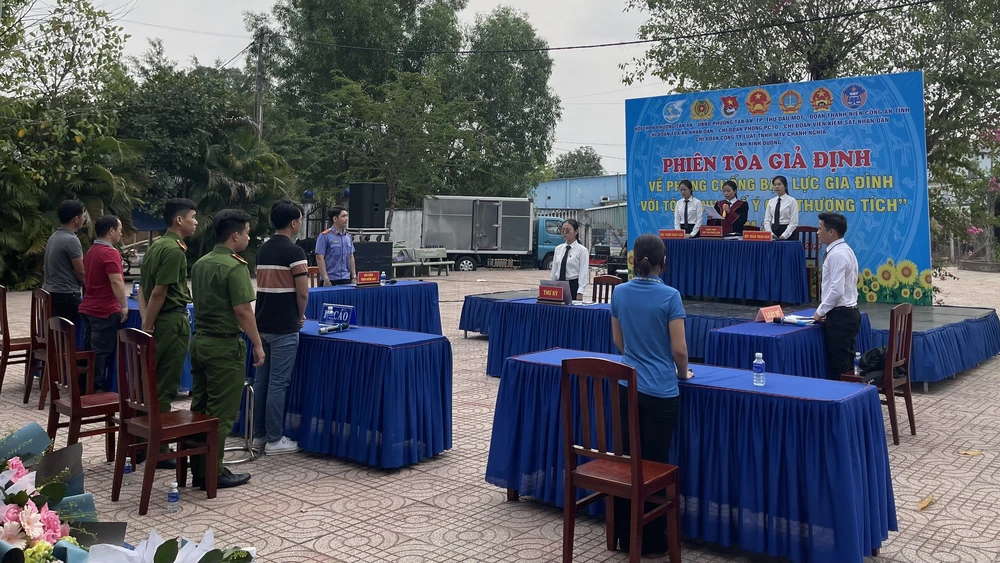 Phiên tòa giả định là lời cảnh tỉnh cho các bậc làm cha làm mẹ hiện nay. Ảnh: LA