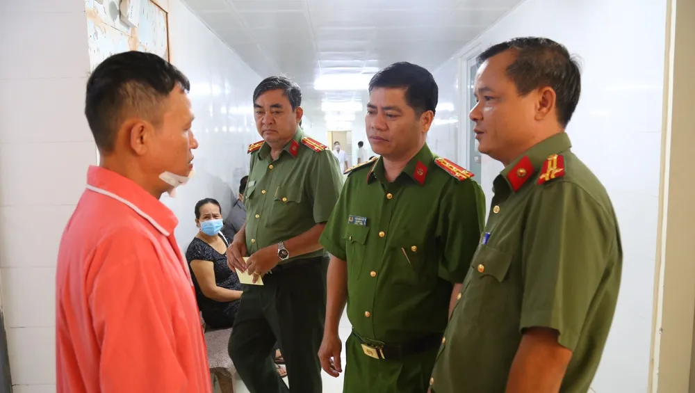 Đại tá Ngô Xuân Phú, Phó Giám đốc Công an tỉnh Bình Dương cùng lãnh đạo các đơn vị nghiệp vụ đến thăm bảo vệ bị thương khi dũng cảm bắt cướp. Ảnh: LÊ ÁNH Đại tá Ngô Xuân Phú, Phó Giám đốc Công an tỉnh Bình Dương cùng lãnh đạo các đơn vị nghiệp vụ đến thăm bảo vệ bị thương khi dũng cảm bắt cướp. Ảnh: LÊ ÁNH