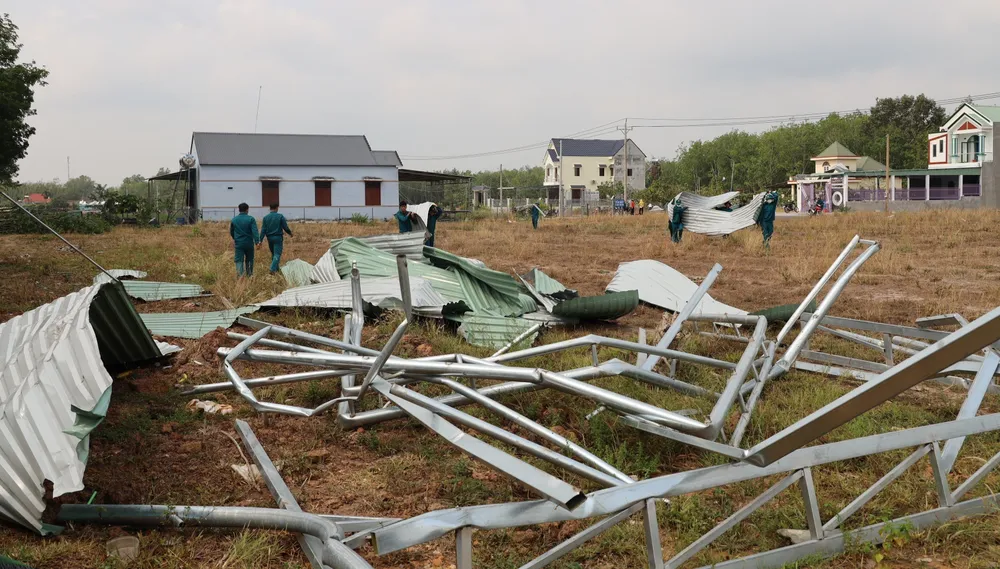 Hàng trăm ngôi nhà tại Bình Phước bị tốc mái do mưa lớn kèm theo lốc xoáy