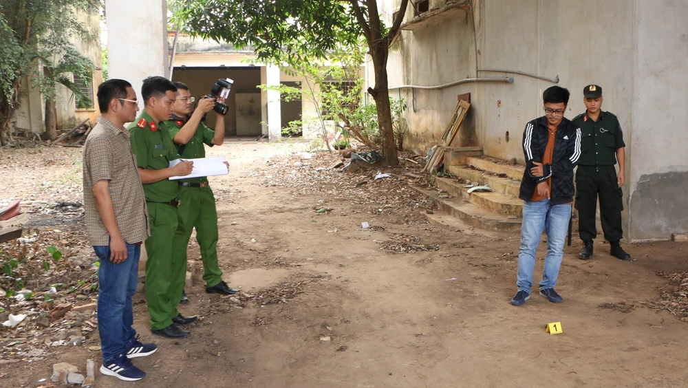 LLực lượng công an yêu cầu Phương đi thực nghiệm hiện trường