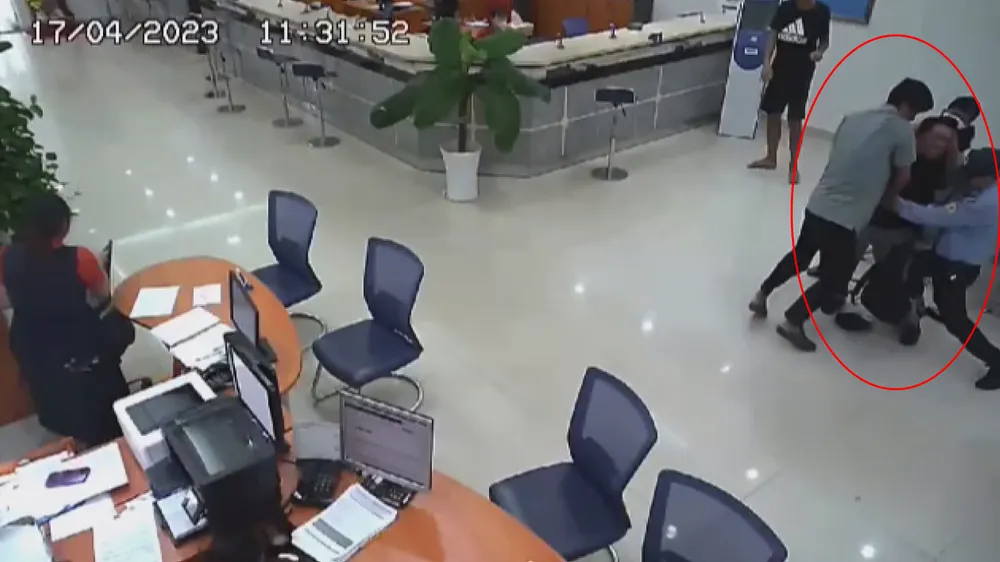 Anh Phượng cùng hai người dân khống chế bắt giữ tên cướp có súng. Ảnh: Cắt từ camera Anh Phượng cùng hai người dân khống chế bắt giữ tên cướp có súng. Ảnh: Cắt từ camera