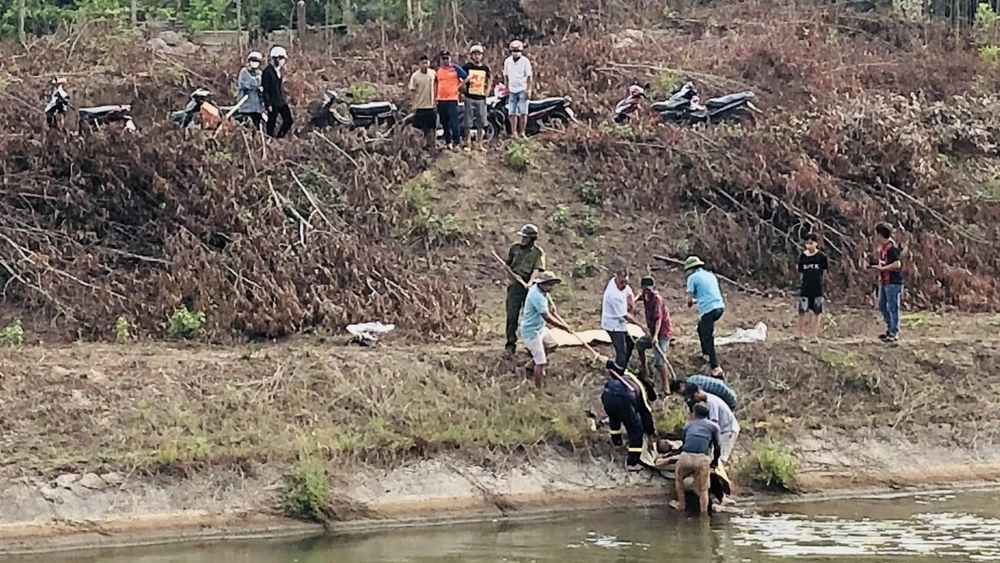 Thi thể nạn nhân được tìm thấy và đưa lên bờ. Ảnh: LA