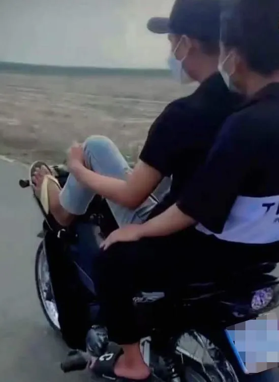 Nam thanh niên điều khiển xe bằng chân được bạn quay clip đăng lên mạng xã hội. Ảnh: Cắt từ clip