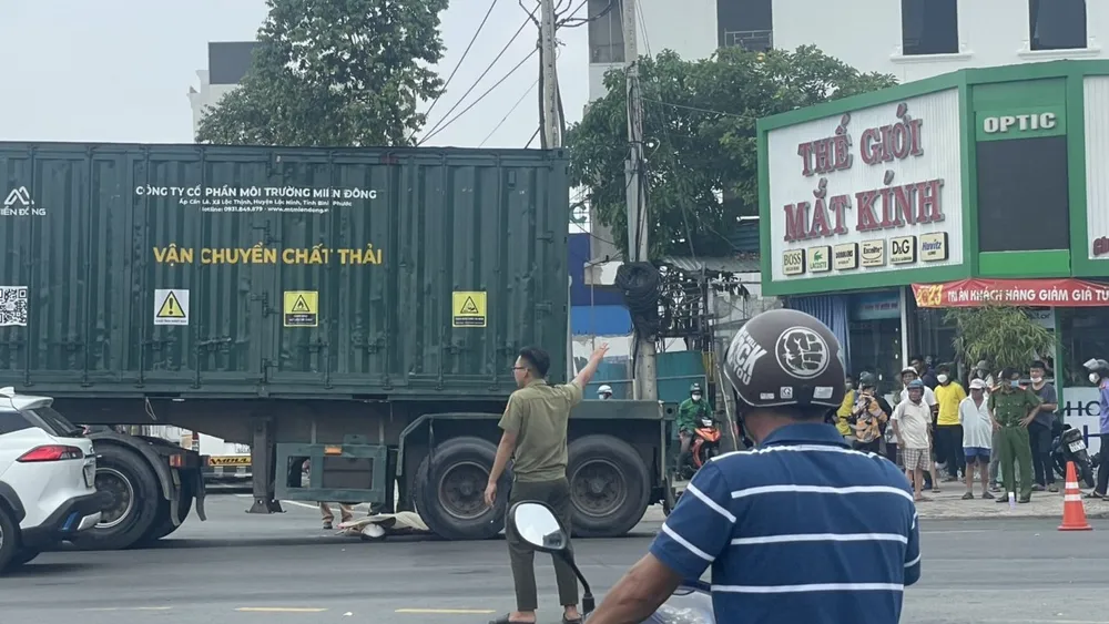 Công an đang khám nghiệm hiện trường vụ tai nạn. Ảnh: LA