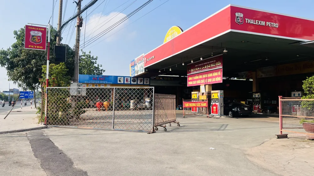 Nhiều cây xăng đóng cửa đã lâu nhưng vẫn chưa hoạt động lại. Ảnh: LÊ ÁNH Nhiều cây xăng đóng cửa đã lâu nhưng vẫn chưa hoạt động lại. Ảnh: LÊ ÁNH