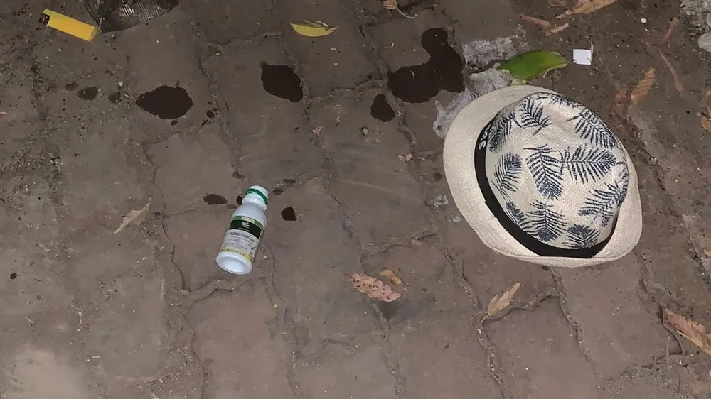 Chai thuốc trừ sâu phát hiện bên cạnh người đàn ông. Ảnh: CACC Chai thuốc trừ sâu phát hiện bên cạnh người đàn ông