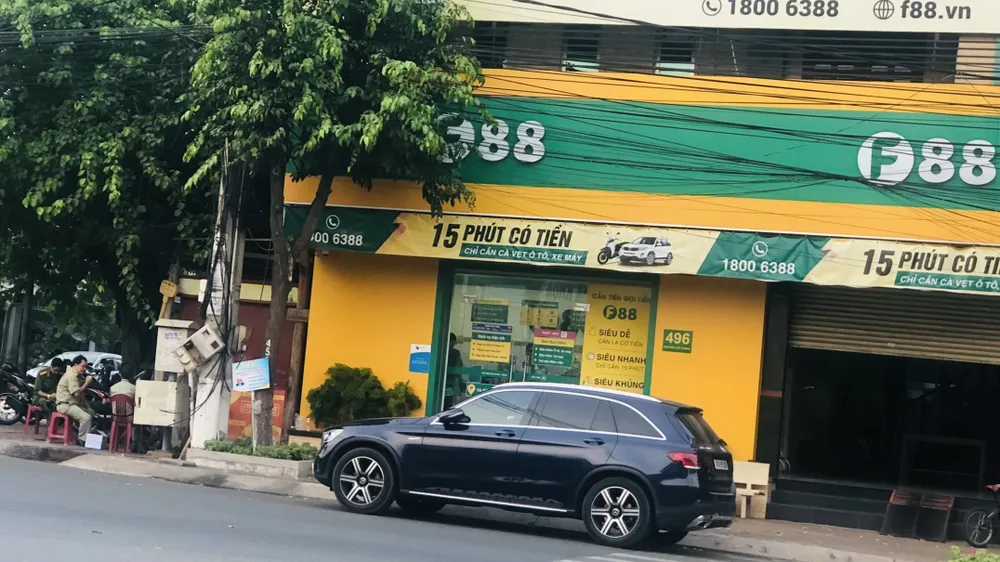 Lực lượng công an kiểm tra cửa hàng giao dịch của công ty F88 trên đường Nguyễn Chí Thanh (TP Thủ Dầu Một). Ảnh: LA