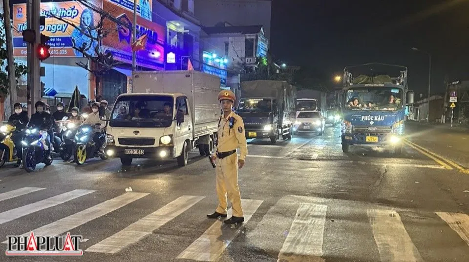 Lực lượng giao thông TP Thủ Dầu Một đang điều phối các phương tiện tại các điểm giao hướng về cầu Phú Cường.