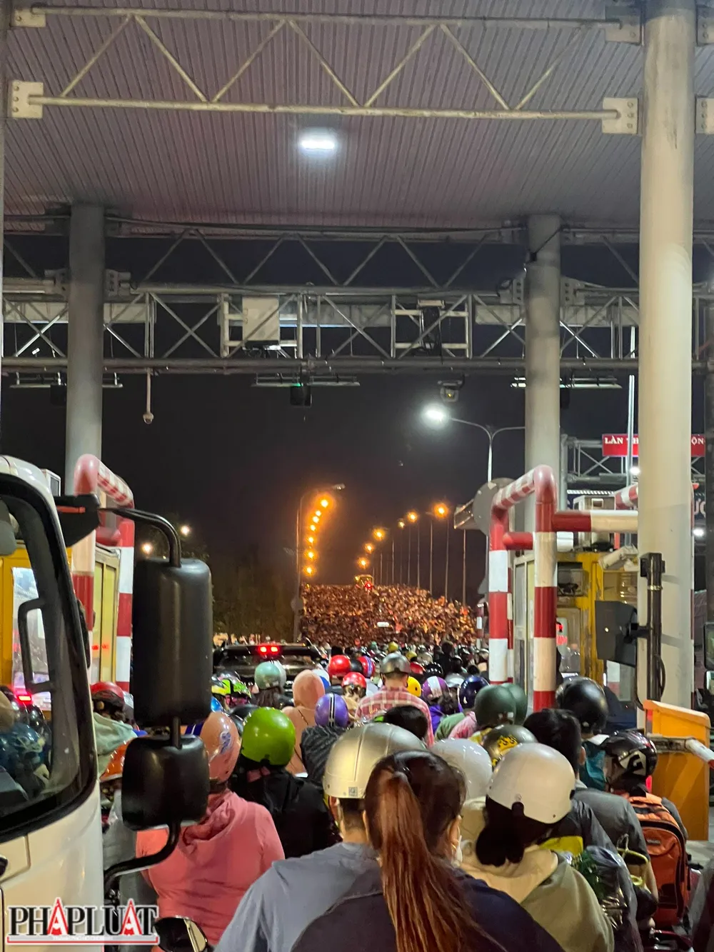 Trên cầu Phú Cường và phía bên đường Tỉnh lộ 8 (huyện Củ Chi, TP. HCM) các phương tiện di chuyển rất khó khăn.