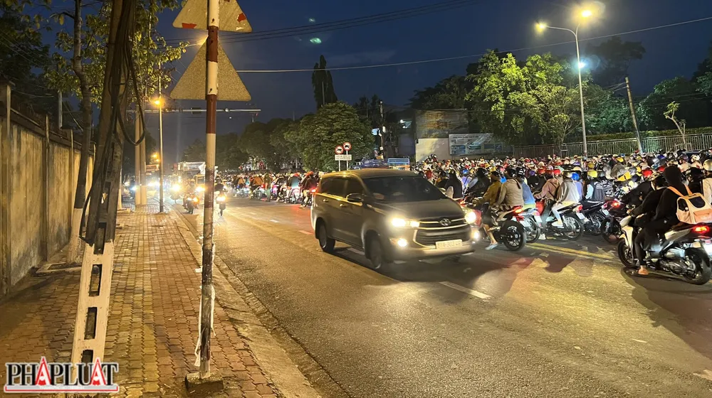 Chiều di chuyển hướng xuống cầu Phú Cường vẫn kẹt cứng.